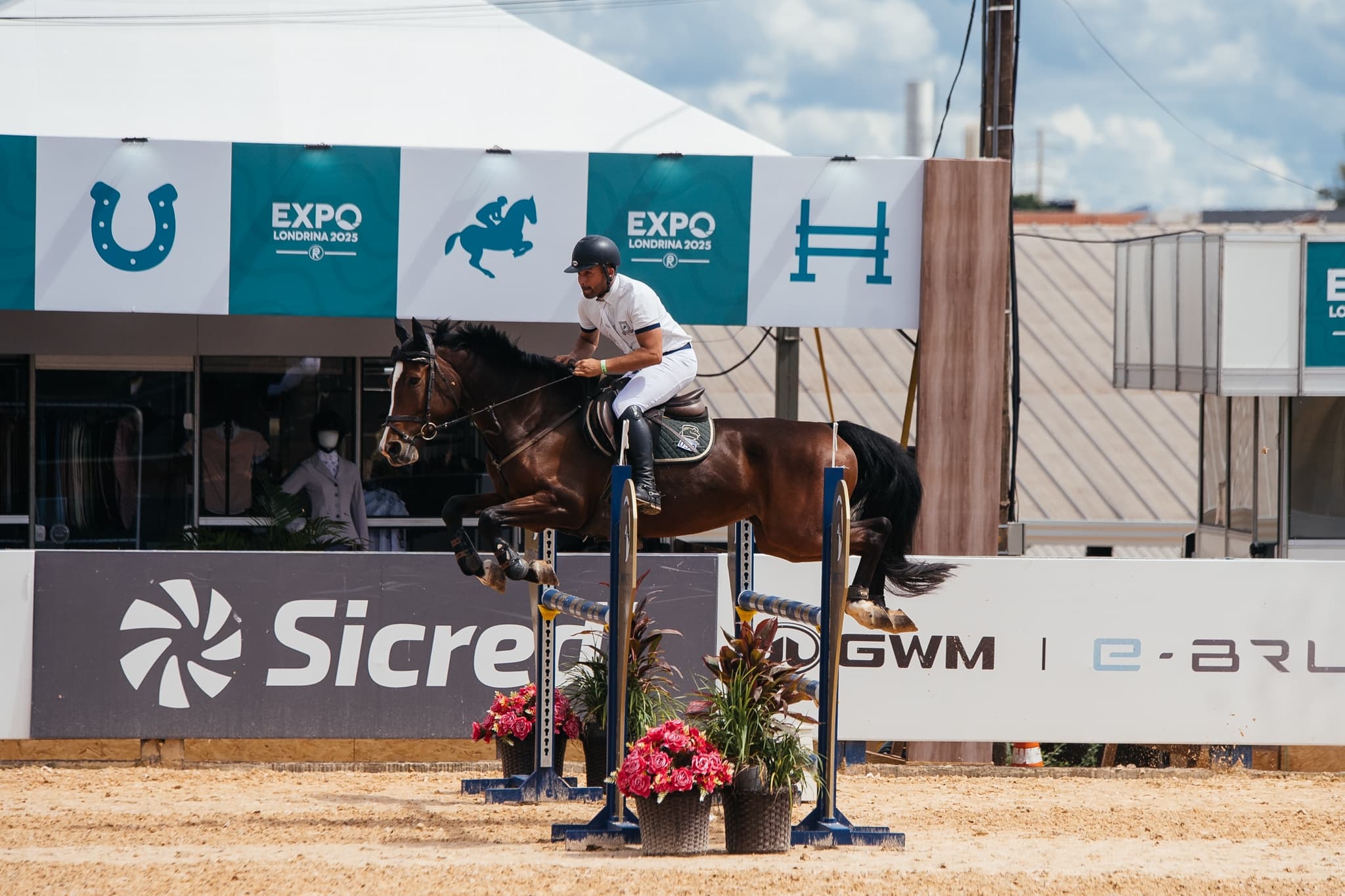Imagem JPG, Atletas exaltam a qualidade da pista de hipismo no campeonato de Salto Estadual da ExpoLondrina