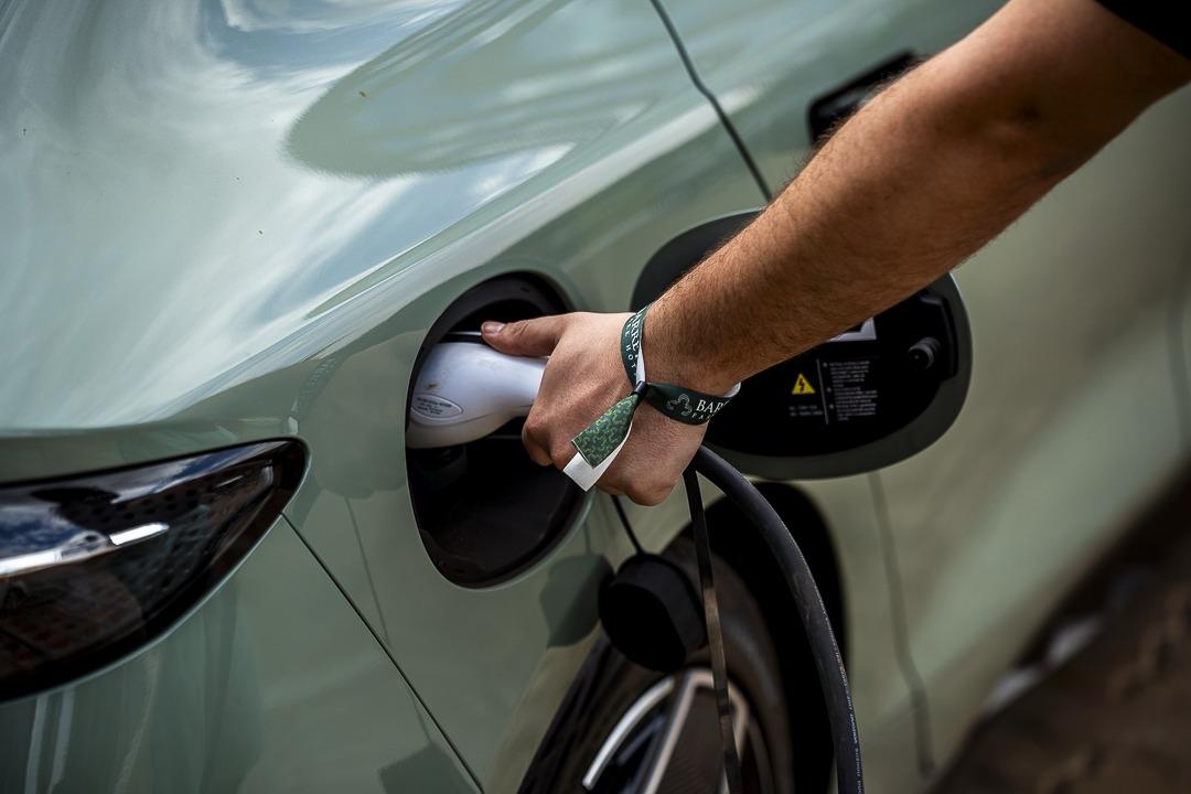 Imagem JPG, Barretos Park Hotel é o único ponto de recarga para carros híbridos e elétricos no Parque do Peão, durante a Festa do Peão de Barretos