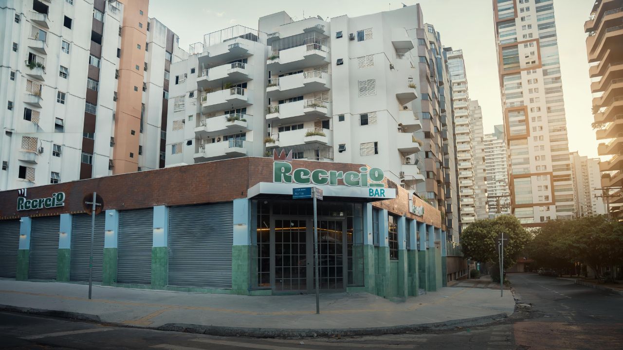 Bar inspirado na cultura dos anos 80 e 90 propõe resgatar convivência urbana em Goiânia