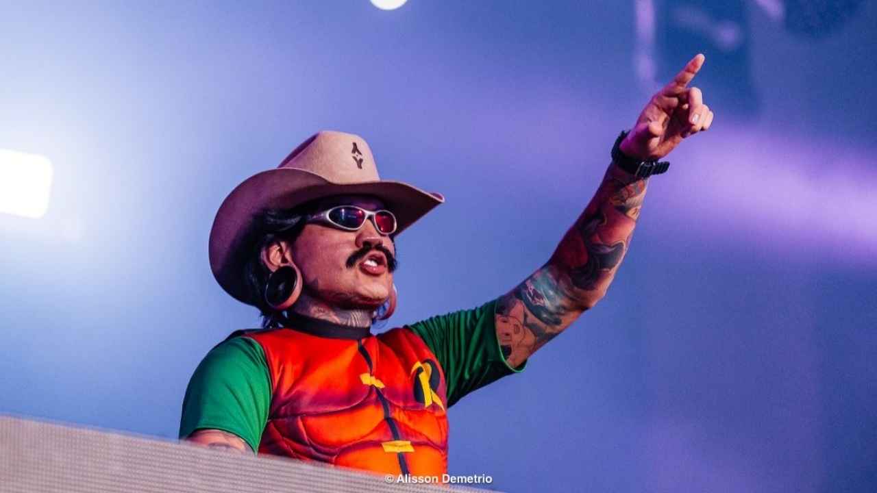 Jiraya Uai lança primeiro álbum da carreira nesta terça-feira e apresenta universo “Cowboy Maluco” em Goiânia