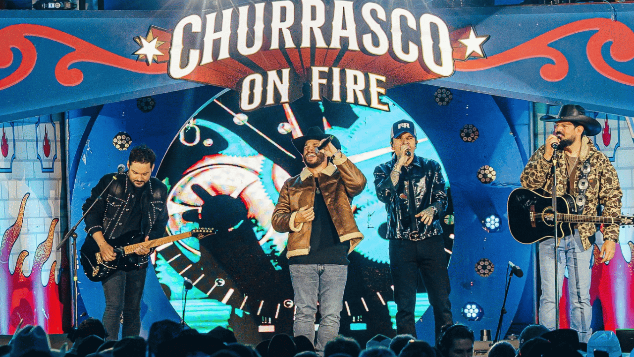 No palco do Churrasco On Fire em Curitiba, Fernando e Sorocaba recebem de surpresa Felipe e Rodrigo e Kaique e Felipe para gravação